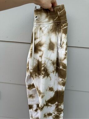 lululemon women’s joggers size 4